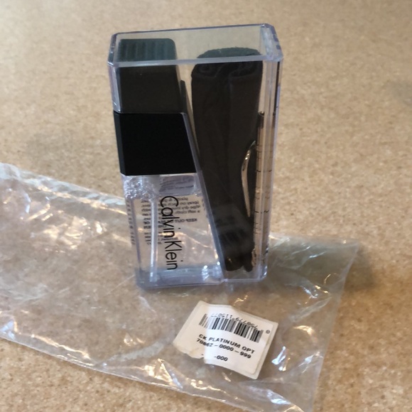 NWT Calvin Klein glasses care kit - Picture 14 of 16